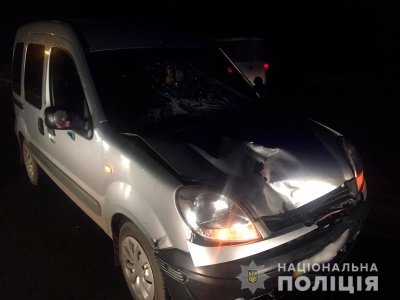 На Буковині Renault на «зебрі» збило 18-річну дівчину: вона в лікарні з політравмою