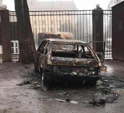 Палій у Чернівцях: невідомий чоловік підпалює автівки на парковках