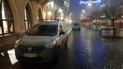 Чернівчани зафіксували, як депутат Михайлішин паркує своє дороге авто на пішохідній вулиці Чернівців