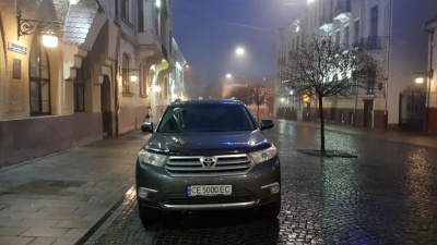 Чернівчани зафіксували, як депутат Михайлішин паркує своє дороге авто на пішохідній вулиці Чернівців