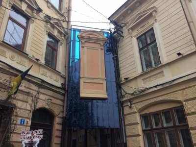 Кітч у центрі Чернівців: жителів обурила надбудова на історичній площі міста