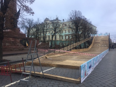 Як Чернівці готуються до новорічних свят: репортаж із Різдвяного містечка