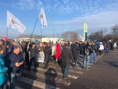 У десяти областях України аграрії перекрили дороги: протестують проти продажу землі