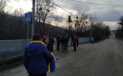 Жителі Чорнівки заявили про безстроковість перекриття дороги до сміттєзвалища