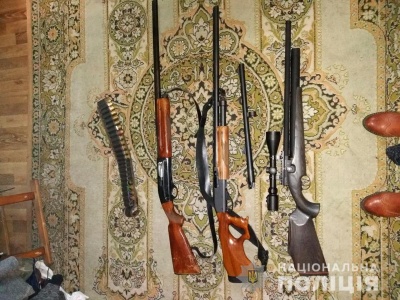 На Буковині поліція під час обшуків виявила цілий арсенал зброї та наркотики – фото