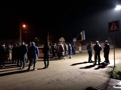 Жителі Чорнівки всю ніч перекривали дорогу до сміттєзвалища – фото