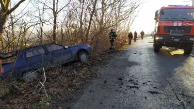 На Буковині легковик злетів з дороги і застряг поміж дерев