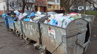 Чернівці на межі сміттєвого колапсу: відходи з контейнерів не вивозять уже два дні