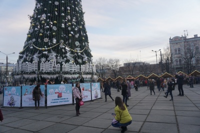 Як відкривали новорічну ялинку в Чернівцях - фото