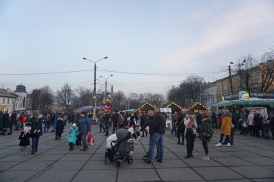 Як відкривали новорічну ялинку в Чернівцях - фото