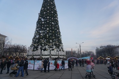 Як відкривали новорічну ялинку в Чернівцях - фото