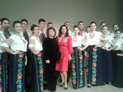 Китайці заспівали у Чернівцях «Щедрик», а стоматолог зіграв на саксофоні – фото, відео