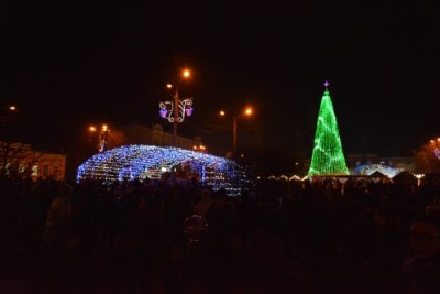 Сміттєва криза в Чернівцях і відкриття новорічної ялинки. Головні новини 19 грудня