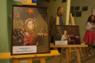 У Чернівцях дітям загиблих воїнів вручили відзнаки «Батьківське серце» – фото