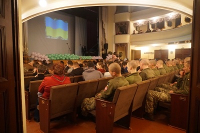 У Чернівцях дітям загиблих воїнів вручили відзнаки «Батьківське серце» – фото