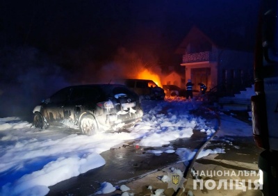 У Годилові вдосвіта раптово загорілись три авто: підозрюють підпал