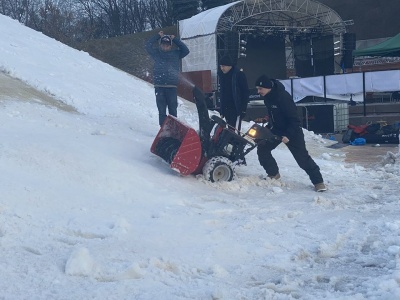 До Києва привезли понад 130 тонн снігу з Карпатських гір - фото