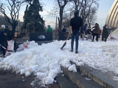 До Києва привезли понад 130 тонн снігу з Карпатських гір - фото