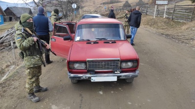 На Буковині прикордонники затримали чоловіків, які підвозили цигарки до кордону з Румунією