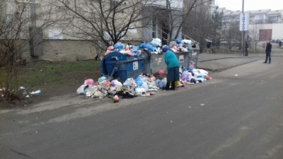 Чернівці п’ятий день потопають у смітті: контейнери з відходами переповнені – фото