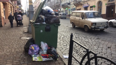 Чернівці п’ятий день потопають у смітті: контейнери з відходами переповнені – фото