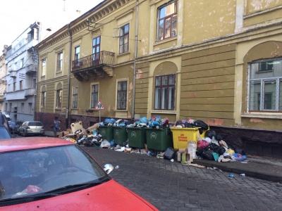 Чернівці п’ятий день потопають у смітті: контейнери з відходами переповнені – фото