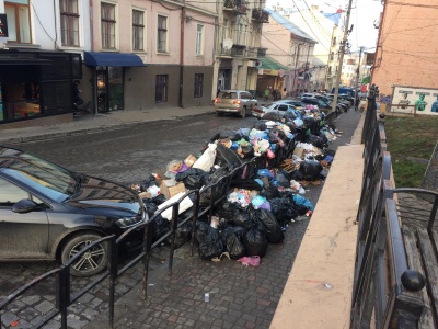 Чернівці п’ятий день потопають у смітті: контейнери з відходами переповнені – фото