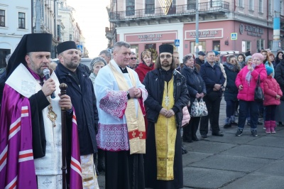 У центрі Чернівців відкрили різдвяну шопку – фото