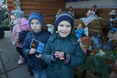 У центрі Чернівців відкрили різдвяну шопку – фото