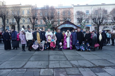У центрі Чернівців відкрили різдвяну шопку – фото
