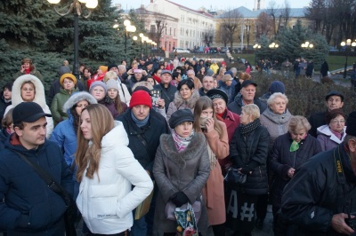 Оркестр, кошерний глінтвейн і фаєр-шоу: як у Чернівцях відзначили Хануку