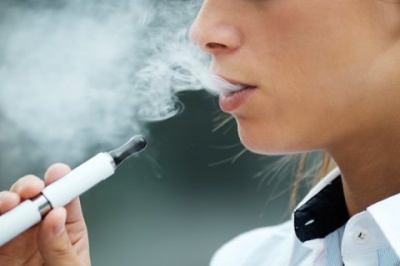 Уряд хоче прирівняти електронні цигарки до звичайних тютюнових виробів
