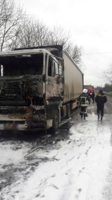 На Буковині під час руху раптово загорілась фура – фото