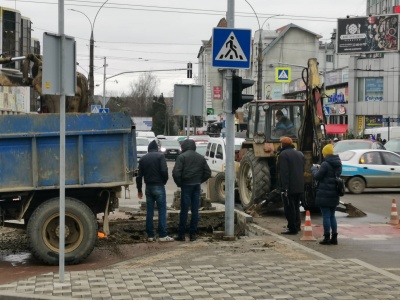 У Чернівцях комунальники розрили ділянку дороги на проспекті Незалежності