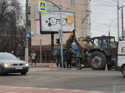 У Чернівцях комунальники розрили ділянку дороги на проспекті Незалежності