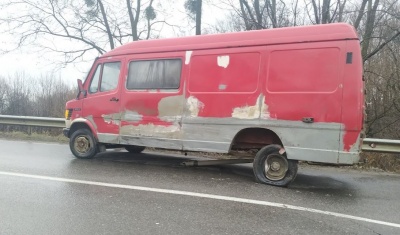 Втратив свідомість за кермом: на Буковині мінівен протаранив бус
