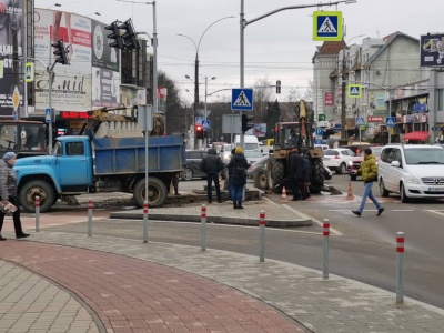 Розкопки на проспекті й побиття пішохода. Головні новини Чернівців за 25 грудня