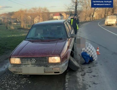 На Буковині в легковика ледь не відлетіло колесо під час руху