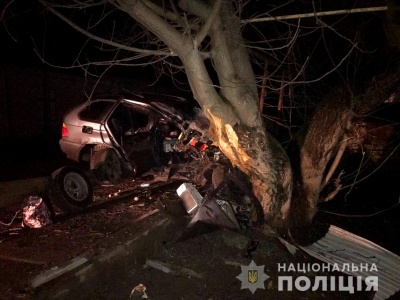 У Чернівцях елітний позашляховик протаранив огорожу: четверо людей у лікарні