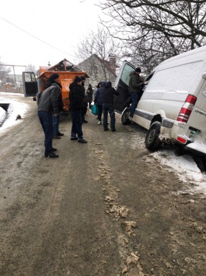 Снігова негода на Буковині: на трасах фіксують численні ДТП