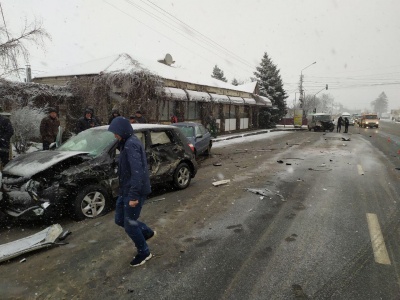 У Мамаївцях сталася ДТП за участю 4 автомобілів: постраждав один з водіїв – фото