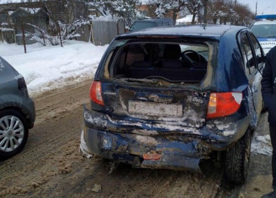 Снігова негода: у Чернівцях автівка протаранила легковик на Сторожинецькій