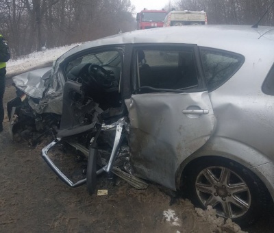 На Буковині легковик врізався у мікроавтобус: постраждали двоє водіїв і дитина