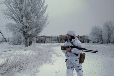 У перший день нового року на Донбасі поранили військового