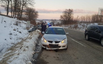 На Буковині Mitsubishi «наздогнав» Ford: авто злетіло з дороги - фото