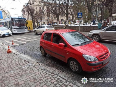 У Чернівцях біля кінотеатру легковик збив дитину