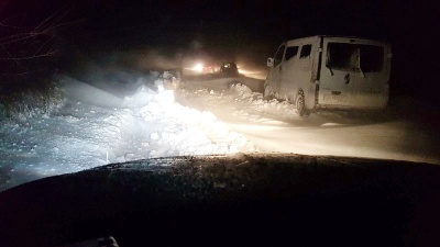 Снігова негода на Буковині: на дорозі застрягло 15 автомобілів - фото