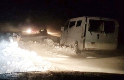 Снігові замети у Чунькові: в Чернівецькій ОДА розповіли, як визволяють автомобілі