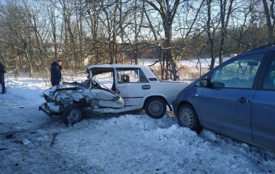 Потрійна ДТП на Буковині: внаслідок зіткнення вщент згорів легковик