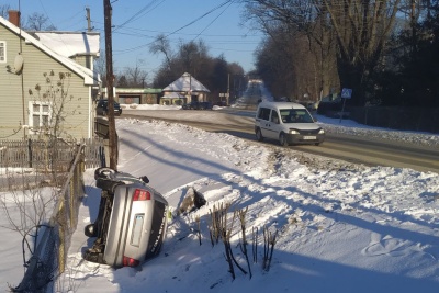 Вночі у Сторожинці таксі вилетіло з дороги і перекинулось: водій втік